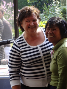 Raquel was een goed hulpje op familie feest