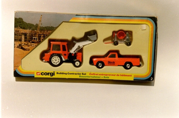 007_05_Corgi_1op36_BuildingContractorSet2=Mazda-B1600-pickupOranj