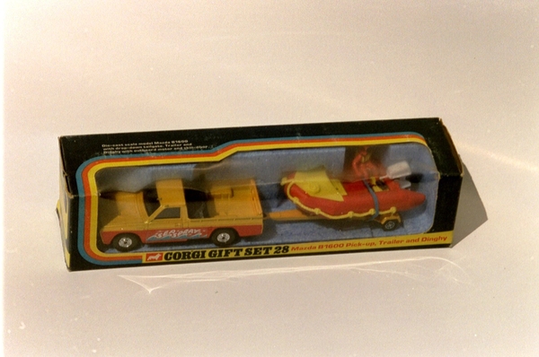 013_11_Corgi_1op36_GiftSet28_Mazda_B1600-pickupSeaspray&Dinghy