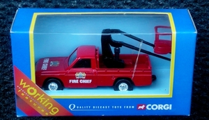 P1410813_Corgi-Toys_Mazda_B1600_Pickup_FireChief_&_Hydraulie-Plat