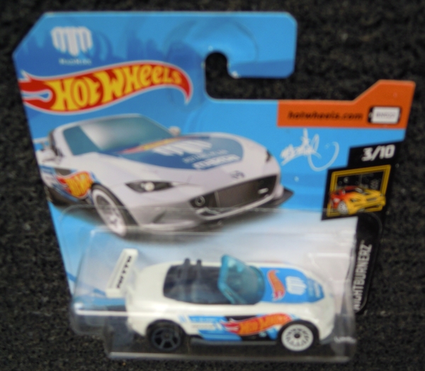 DSCN6045_Hot-Wheels_2015_Mazda_MX5-Miata-Tuned_White_blue&Black-s