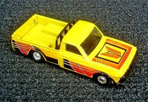 Playart_1op36_Mazda-B1600-Pickup_Yellow&orangrRedBlackStripes_P13