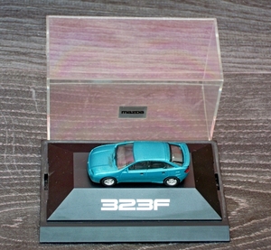 DSCN5614_Herpa_1op87_Mazda-323F_met-groen_Dealers-item
