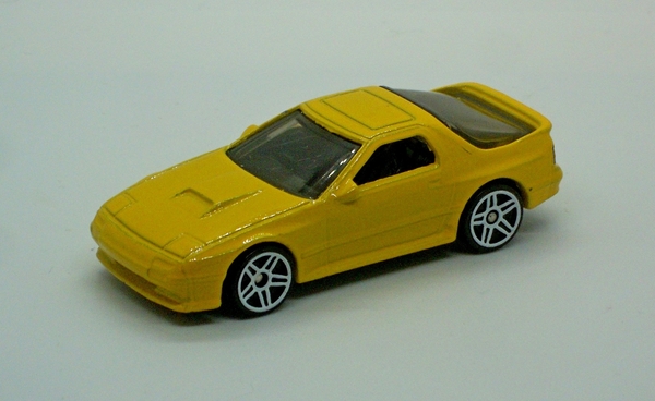 DSCN7854_Hot-Wheels_1989-Mazda-rx-7-FC_yellow_Rear-trim_tail-ligh