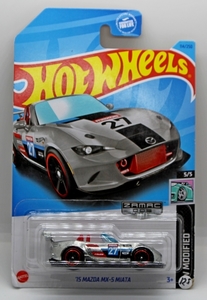 IMG_1188_HotWheels_2015-Mazda-MX-5-Miata_ZAMAC_White&Red&Gray-str