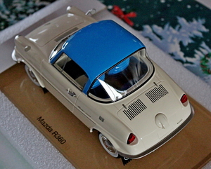 IMG_2208_DNA_1op18_Mazda-R360_wit&blauw_rear-view