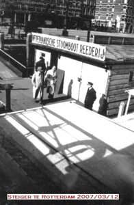 het steiger van de Nestorak aan de prins Hendrikkade