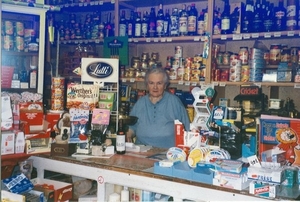 Suzanneke in haar winkel.