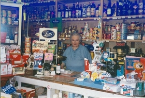 Suzanneke in haar winkel.