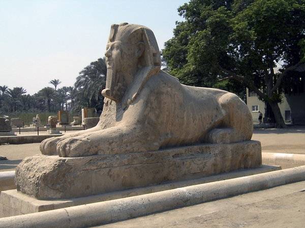 de albasten sfinx en de Ramses kolos in Memphis