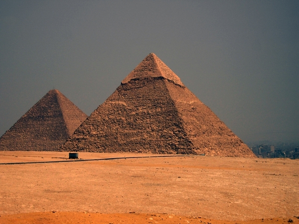 de wereldberoemde piramiden van Cheops, Chefren en Mycerinus