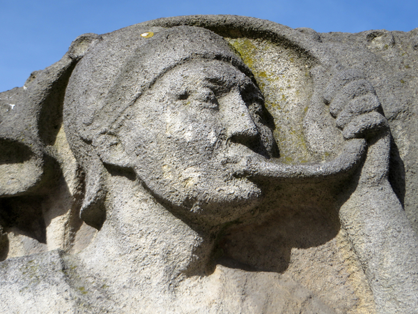 Standbeeld bij bushalte