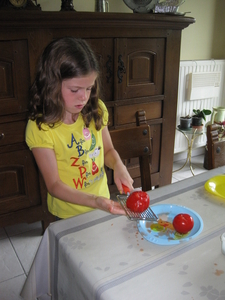 02) Jana snijdt de tomaat
