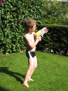 40) Ruben met zijn waterpistool