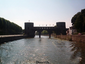 de  boven Schelde in  Doornik ( dwars door de stad )