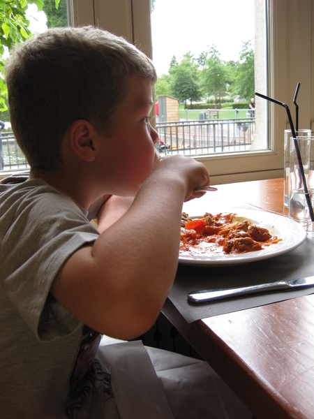 03) Ruben eet balletjes in tomatensaus