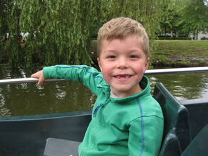 07) Ruben in de pedalo