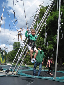 12) Ruben in de elastieken trampoline