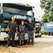 De familie voor een truck