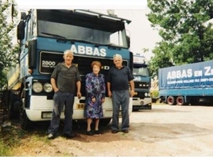 De familie voor een truck