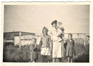 Mijn moeder met 4 van haar 6 kinderen. (1948)