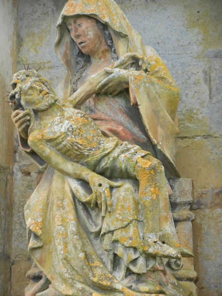 DSCN5705 Pieta op kerkhof