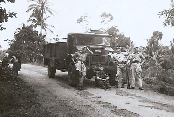 Op weg naar Bandoeng ( ik leun rechts op de wagen)