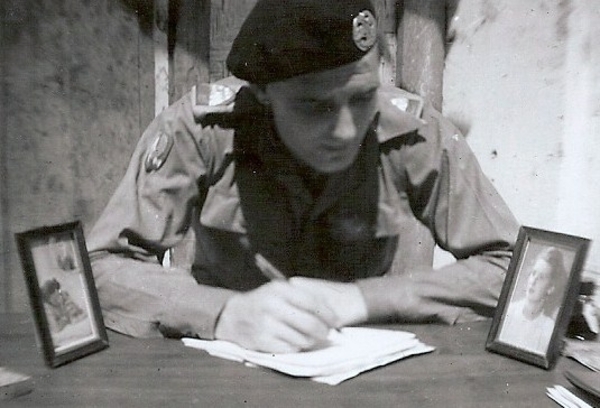 even naar het thuisfront schrijven