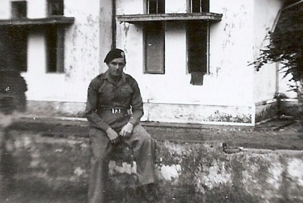 ff op 'n muurtje poseren