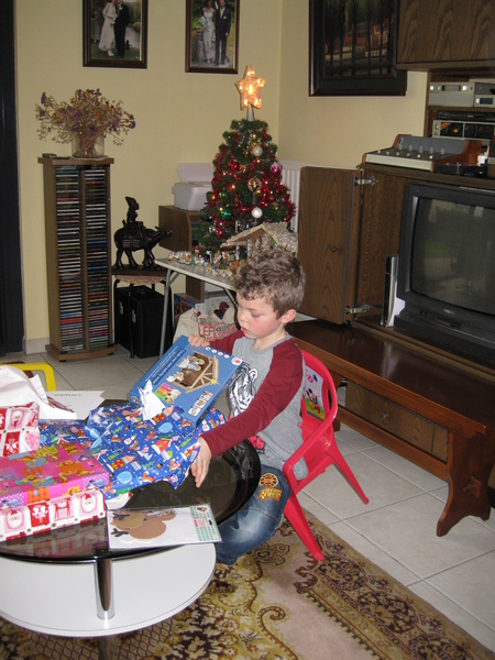 07) Ruben opent zijn knutselpakjes