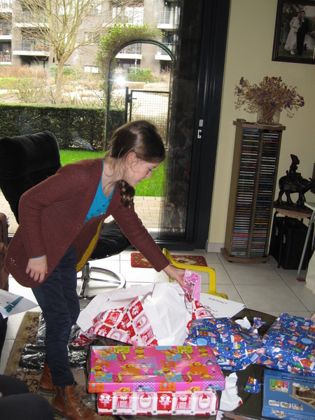 08) Jana opent haar knutselpakjes