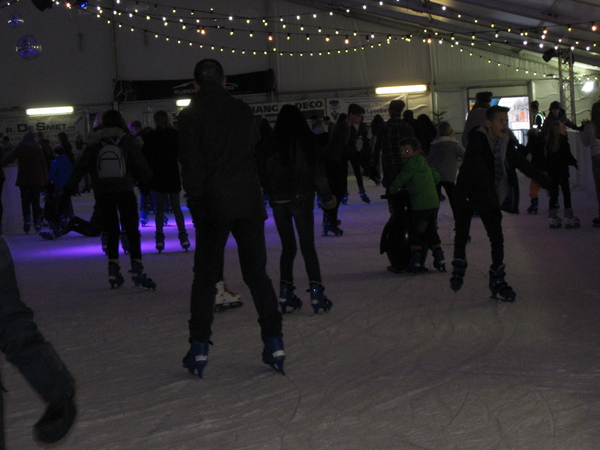 19) Veel volk op de schaatspiste