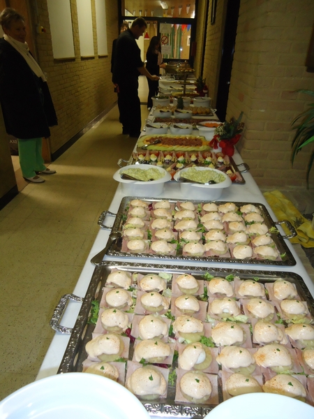 Het buffet wordt aan gebracht en klaar gezet.