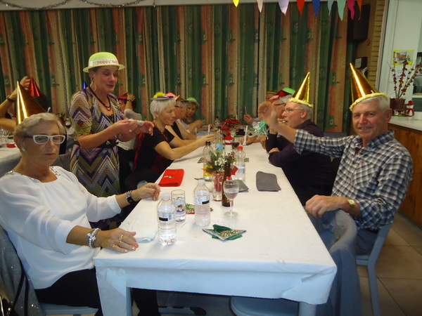 Het uur van de jaarwisseling nadert, de hoedjes en fluitjes worden uitgedeeld