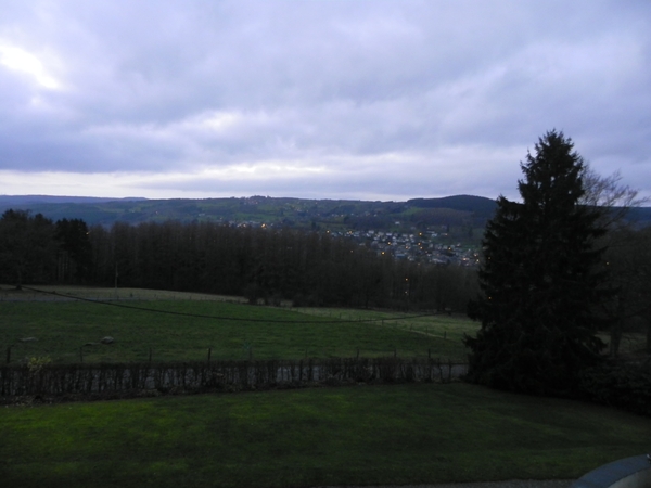 avondzicht op Stavelot vanuit onze kamer