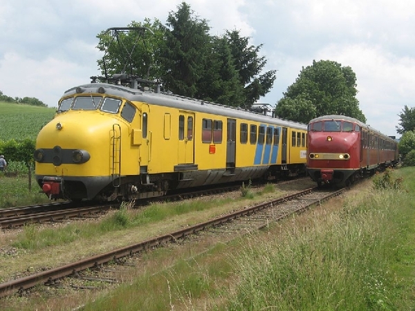 Mat'54 766 naast Plan U 121. Wijlre, 14 juni 2008.