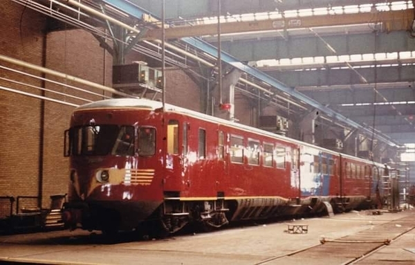 DE2 85 in Amersfoort voor een opknapbeurt. 6 april 1983