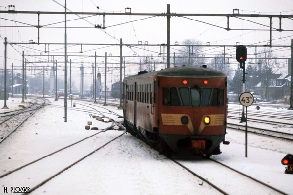 DE-I komt naar het perron. De sluitlichten zijn per abuis niet ge