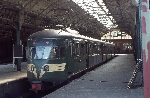 onder de kap van het ZHESM gedeelte van Hollands Spoor, 1974. Dit