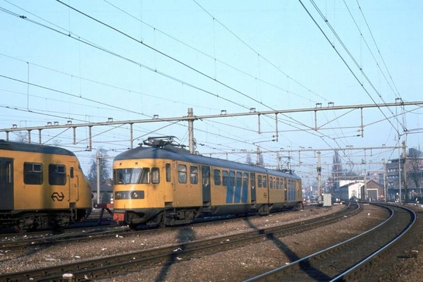 Treinstel 295 te Amersfoort. 10 januari 1982. -2