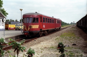 Vroomshoop, 6 juli 1984. DE-1 25 komt om aan op spoor 1 als naar 