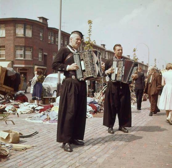 De vroegere Volendammers op de Haagse Markt