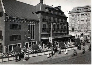 Dagelijkse Groenmarkt, caf-restaurant ''t Goude Hooft' 1952