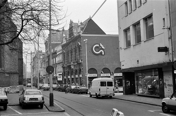 Muziek winkel waar vele haagse bandjes kwamen bij Nico Servaas