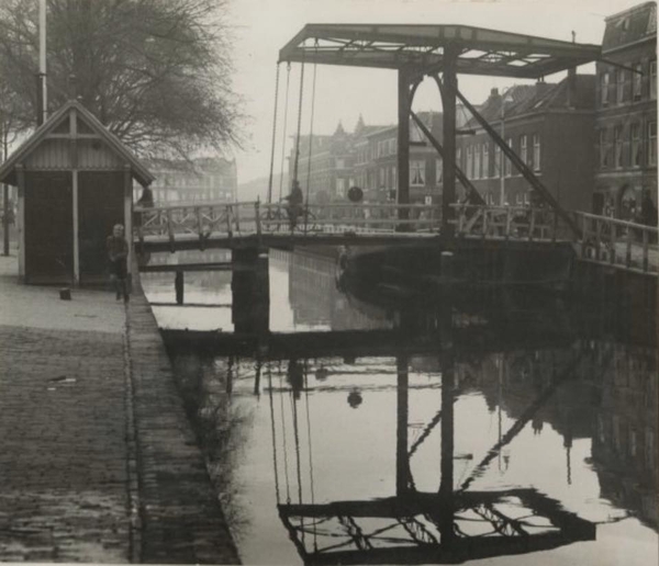 Het brugwachtershuisje stond in 1931 op de Lijnbaan