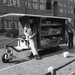 1960 Kritzingerstraat, verkoopwagen van een groenteboer.