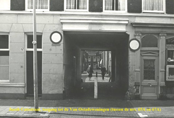 Jacob Catsstraat, toegang tot de Van Ostadewoningen (tussen de nr