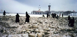 Strand in de winter van 25-1-1963.mensen op de ijsschotsen