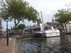 Splinternieuw schip net door de sluis, prachtig.