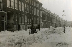 Sneeuw in de Van Limburg Stirumstraat.ca 1942